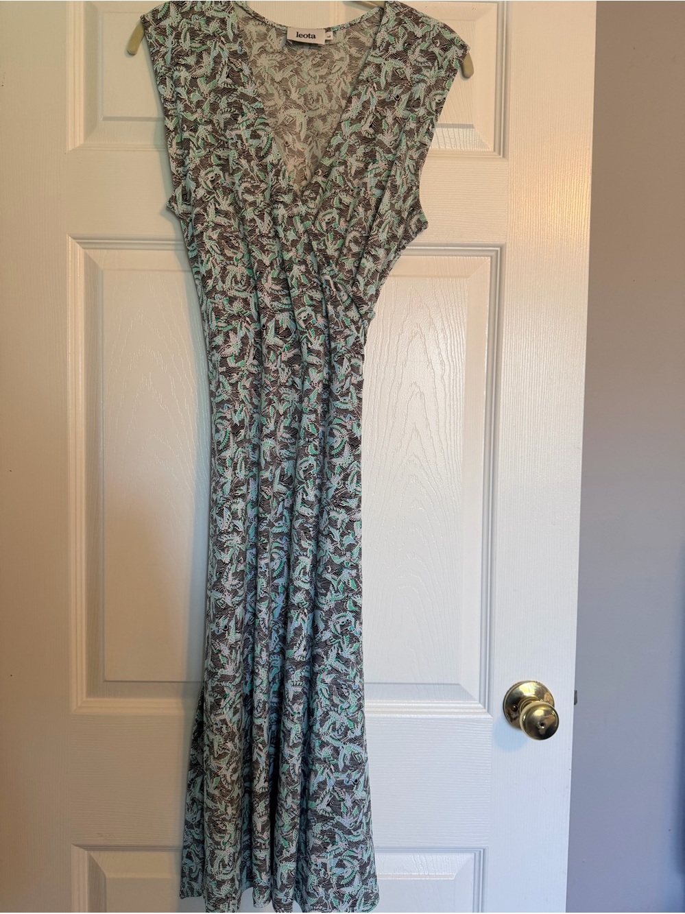 Sleeveless V-Neck Midlength Dress in Mint Floral